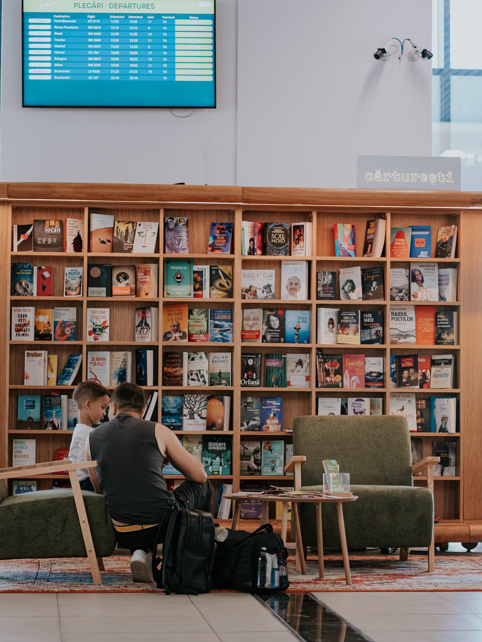 colt de lectura - reading corner aeroportul iasi carturesti