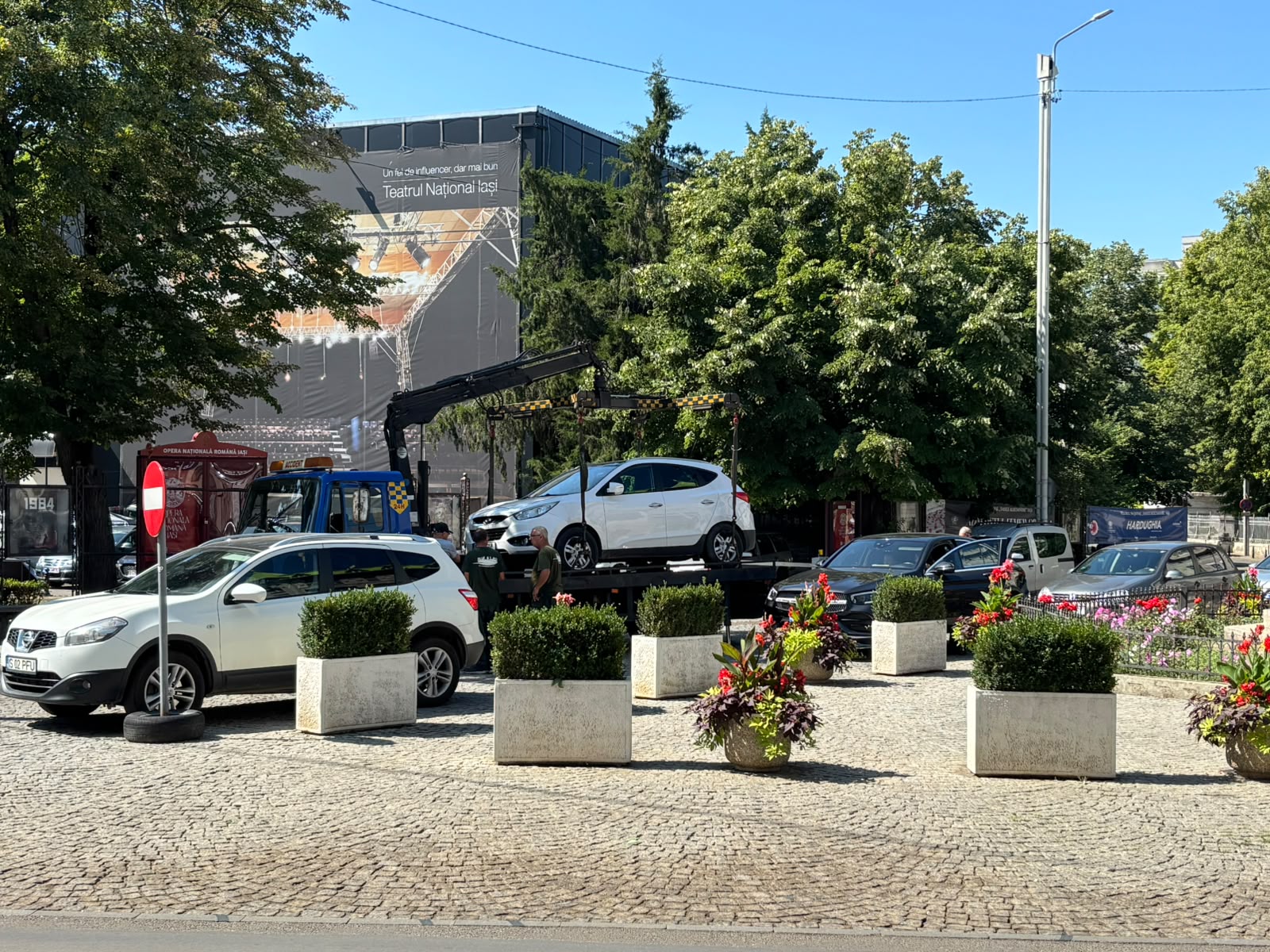 se ridică masinile parcate neregulamentar in dreptul teatrului national iasi